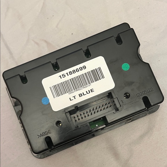 2003-2007 Hummer H2 Console Mounted Rear Audio Control - Picture 3 of 8